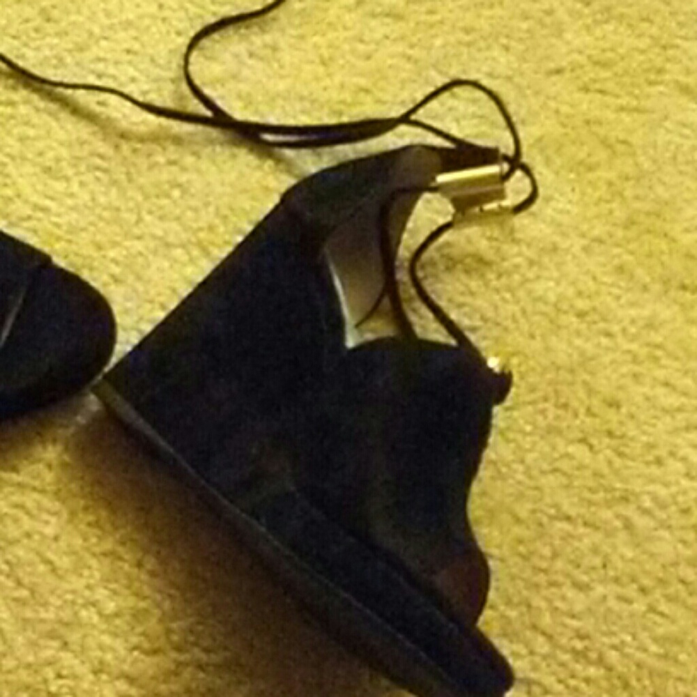 Shoes - Picture 3 of 6